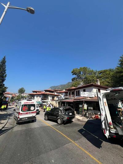 Muğlada tur otobüsü park halindeki araçlara çarptı: 3 ölü 31 yaralı