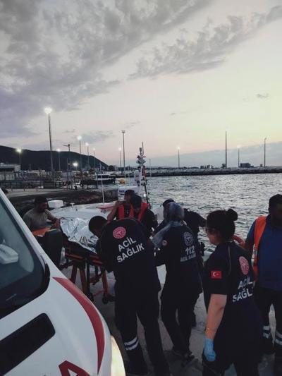 Feribottan denize atlayarak intihar girişiminde bulunan kadını yolcu kurtarıldı; o anlar kamerada