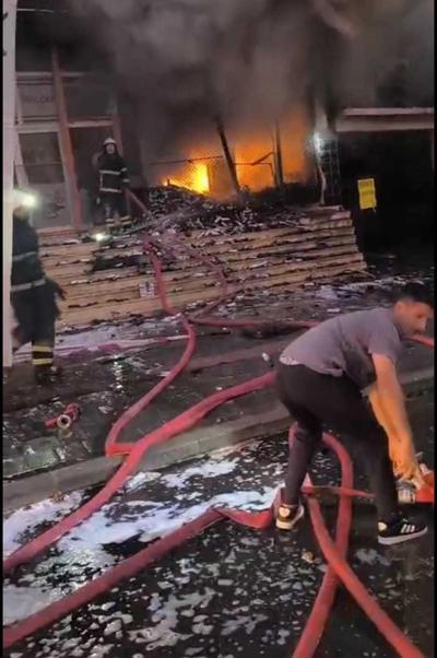 Düğün organizasyon malzemeleri satan iş yerindeki yangında havai fişekler patladı