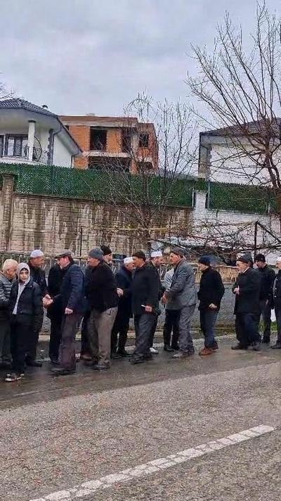 60 yıllık mahalle geleneği; bayramlaşma kuyruğu 1 kilometreyi buldu