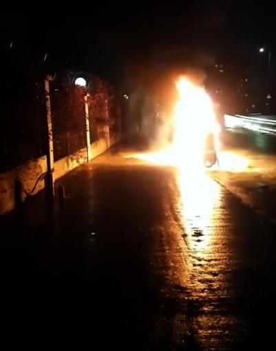 Avcılarda motosiklet alev alev yandı