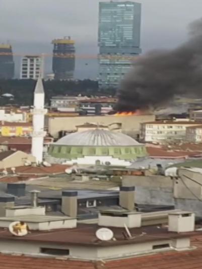 Şişli’de yıkımı devam eden 4 katlı binanın çatısında yangın çıktı