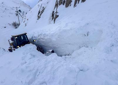 Yolu çığ nedeniyle kapanan mahalledeki 2 hastayı, ekipler hastaneye ulaştırdı