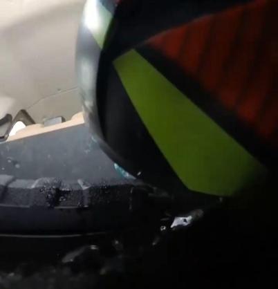 Motosiklet sürücüsü, kazada hafif ticari aracın camından içeri girdi