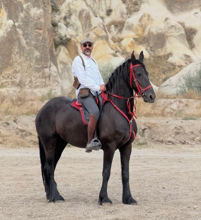 Atla elektrik direğine çarptı; hayatını kaybetti