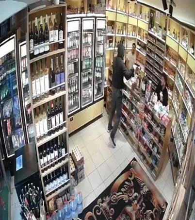 Şişli’de tekel bayinde silahlı saldırı; sandalyeyle kendini korumaya çalıştı