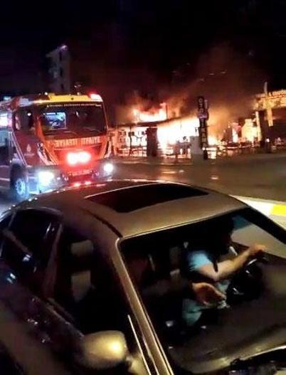 Sultanbeyli’de lokantada patlama meydana geldi: 3 araç zarar gördü