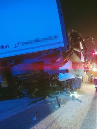 Yolcu otobüsü, kamyon ve otomobille çarpıştı: 30 yaralı