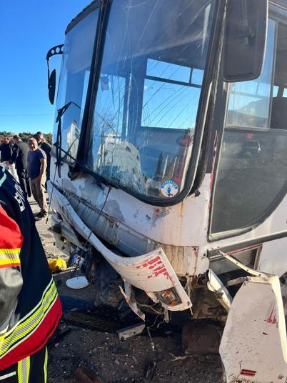 Mersinde tarım işçilerini taşıyan midibüs ile otomobil çarpıştı: 3 ölü, 12 yaralı