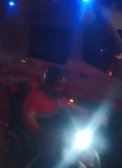 Fırtınada köprüyü geçmeye çalışan motokuryeye ambulans ve metrobüs kalkan oldu