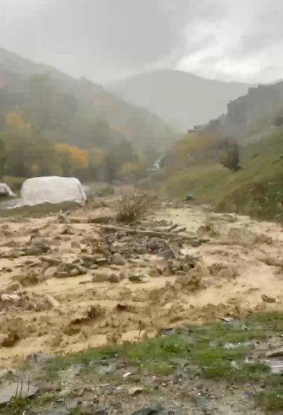 Erzincan’da sağanak sele neden oldu; Erzurum kara yolu tek yönlü ulaşıma kapatıldı