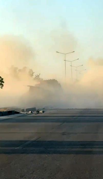 Trafikte şoförünün kontrolsüz ilerlediği tomruk yüklü TIR, refüje devrildi