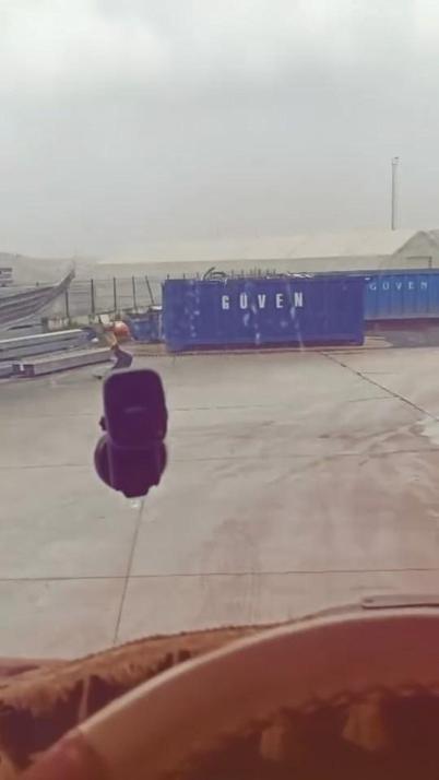 Çatıdan kopan yalıtım malzemesi caddeye düştü; o anlar kamerada