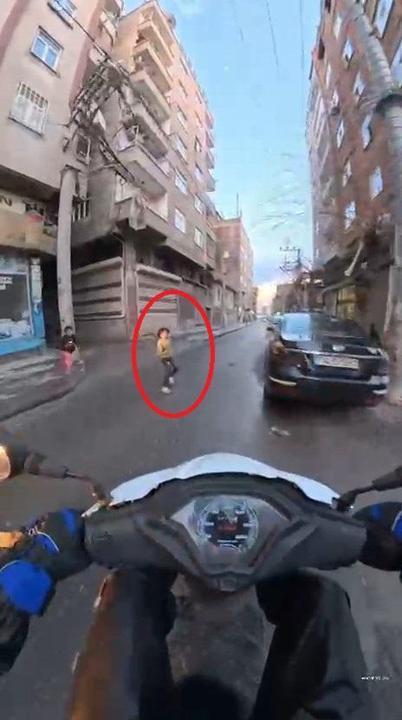 Çocuğun, motosikletin altında kalmaktan son anda kurtulduğu anlar kamerada