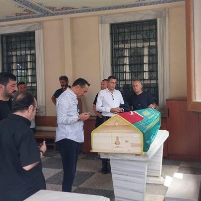 Kağıthanede dış cephe ustası başından vurulmuş halde ölü bulundu; eşi sinir krizi geçirdi