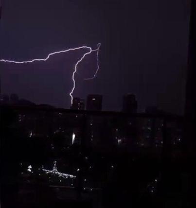 İstanbulda akşam saatlerinde şimşek ve gök gürültüsü etkili oldu