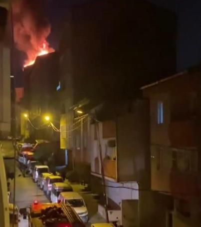 Küçükçekmecede 7 katlı binanın çatısı alev alev yandı; havai fişek iddiası