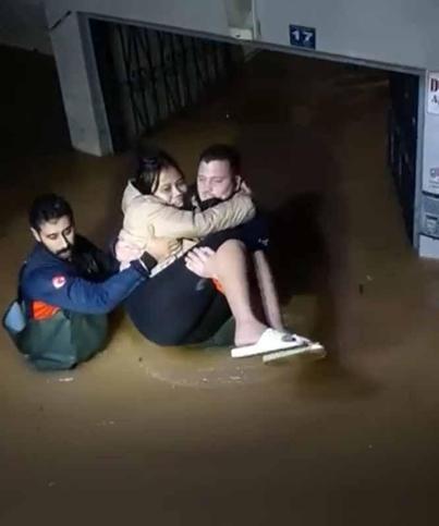 Sağanakta evinde mahsur kalan yabancı uyruklu kadını ekipler kurtardı