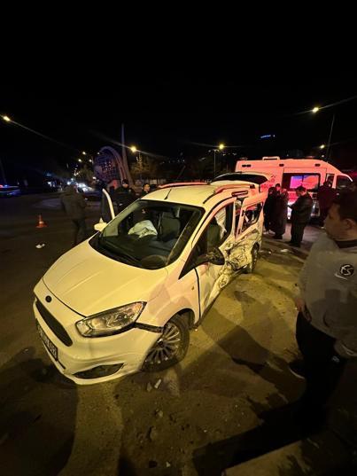 Nevşehirde, hafif ticari araç ile otomobil çarpıştı: 9 yaralı