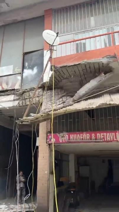 Ümraniyede sanayi sitesinde iş yerinin balkonu çöktü: 3 yaralı