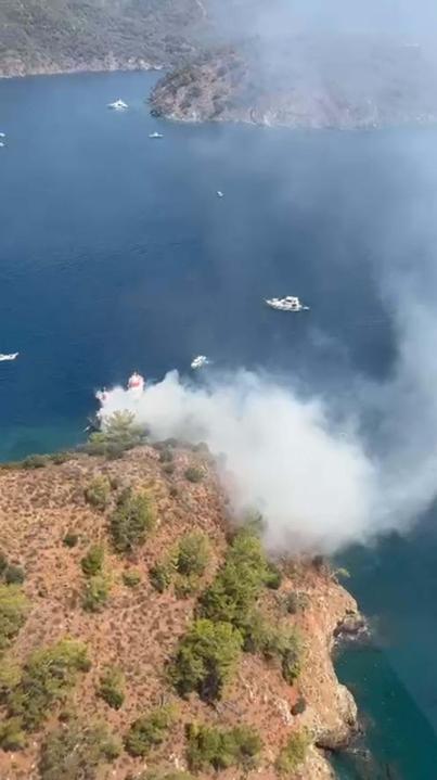 Fethiye’de koydaki tekne yandı, 115 yolcu suya atladı