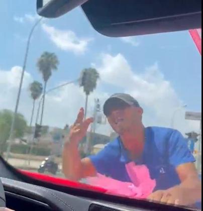 Bahşiş almak için gelin aracının kaputunda metrelerce ilerledi; o anlar kamerada