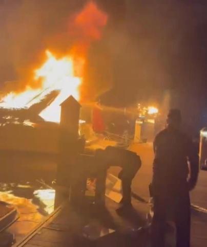 Tuzla marinada 4 tekne alev alev yandı