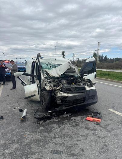 Hafif ticari aracın çarptığı midibüs devrildi, 7 kişi yaralandı; kaza kamerada
