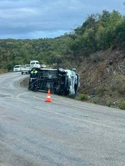 Mersin’de şarampole yuvarlanan minibüste ölen 3 kişi toprağa verildi
