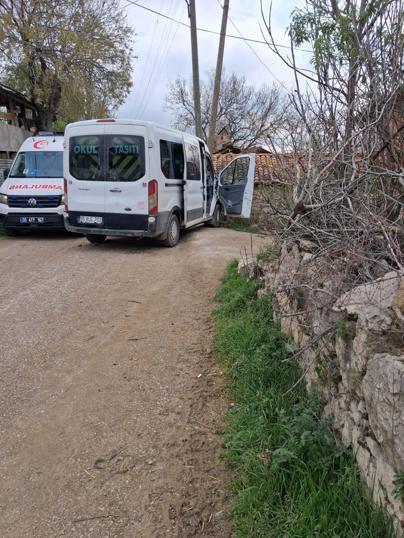 Öğrenci servis minibüsü direğe çarptı; 13 yaralı