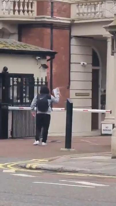 Londradaki Türk Konsolosluğu önünde Kuran-ı Kerim yakıldı