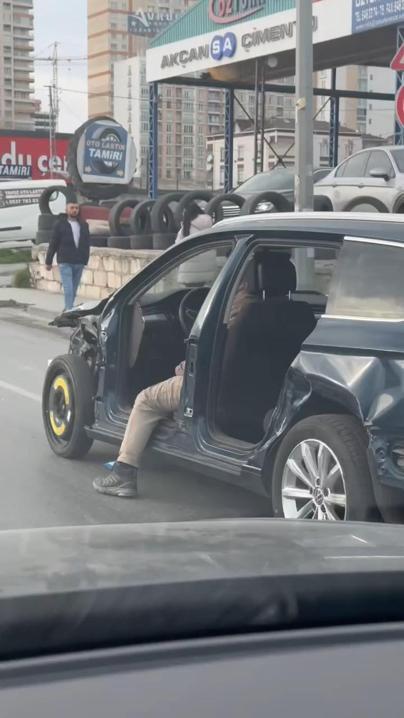 Avcılarda ağır hasarlı otomobille trafiğe çıktı; ayağını dışarıya sarkıtarak ilerledi