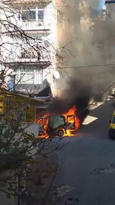 Beyoğlunda hafif ticari araç alev alev yandı