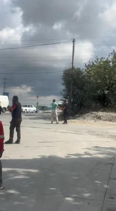 Hadımköyde yoldan geçen araçlara taş attı; çevredekiler tepki gösterdi