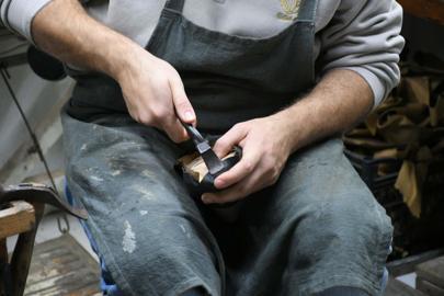 Körüklü çizme ustası, mesleğini oğluyla birlikte yaşatıyor