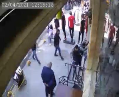 Fatihte 5 kişi yolda karşılaştığı husumetlisini sopalarla darbedip bıçakladı
