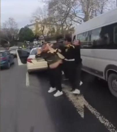 Sarıyerde trafikte sürücülerin yol verme kavgası kamerada