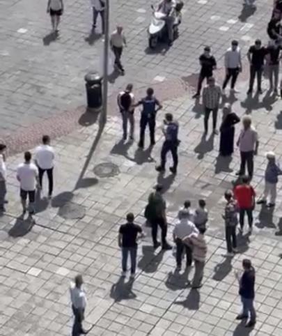 Esenlerde meydanda yürüyen kadına silah doğrultan şüpheli tutuklandı