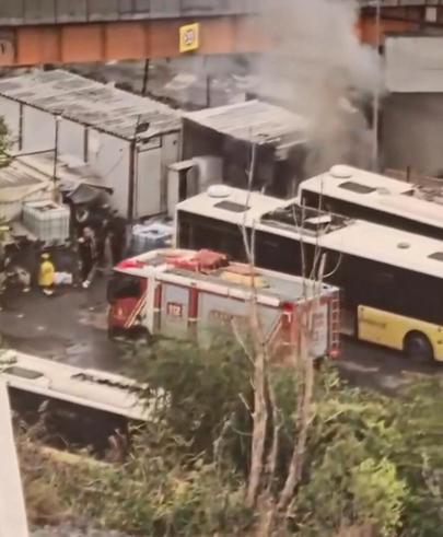 Ataköyde İETT otobüslerinin park halinde beklediği alandaki bekçi kulubesinde yangın