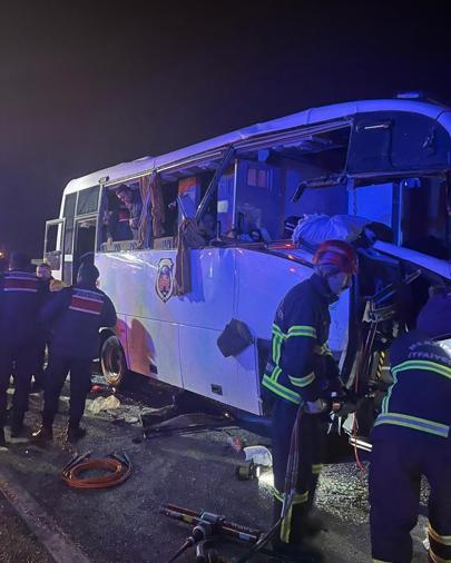 Mahkum taşıyan midibüsün de karıştığı zincirleme kazada 23 kişi yaralandı