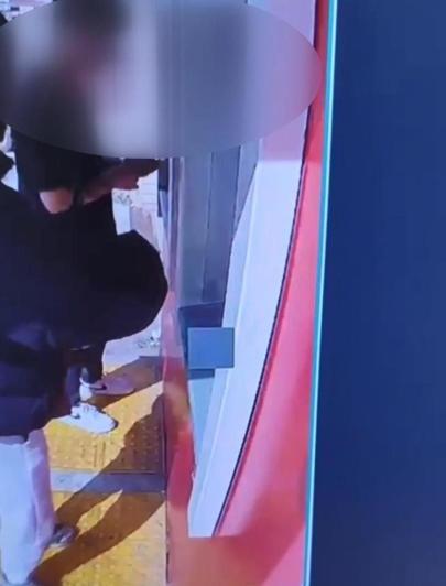 Ataşehirde uzun namlulu silahla gelip ATMden para çeken şüphelinin görüntüleri ortaya çıktı