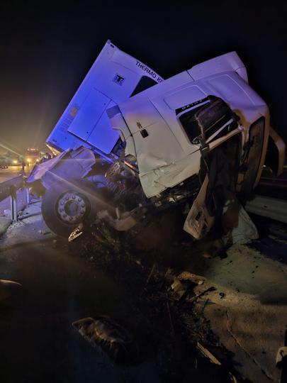 TIRın bariyerlere çarptığı kaza kamerada