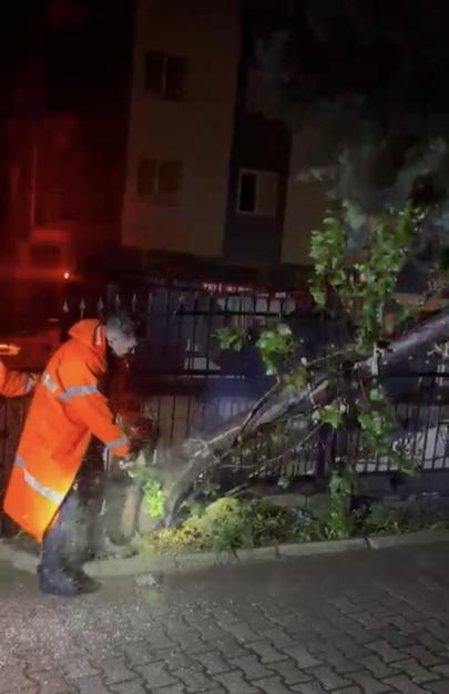 Osmaniye’de sağanak ve fırtına; ekipler mahsur kalanları sırtında taşıdı