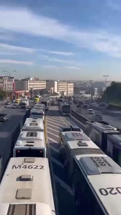 Küçükçekmecede 2 metrobüsün çarpıştığı kazada 1 yolcu yaralandı