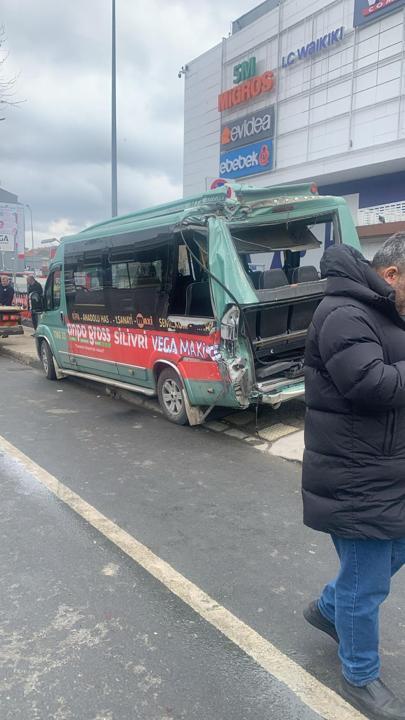 Silivride İETT otobüsüyle yolcu minibüsü çarpıştı: 3 yaralı