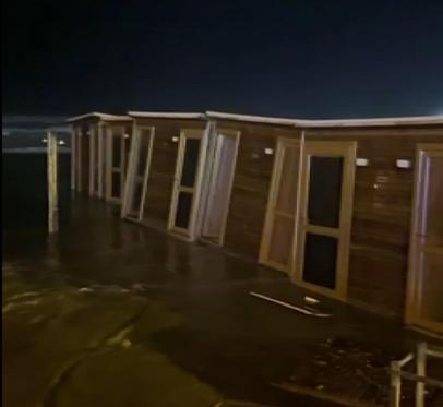 Hatay’da fırtına yaşamı olumsuz etkiledi; dalgalar yola kadar geldi