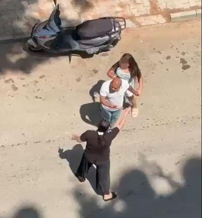 Anne, kızını sokakta bıçakla kovaladı; o anlar kamerada