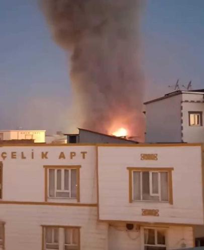 Düğün organizasyon malzemeleri satan iş yerindeki yangında havai fişekler patladı