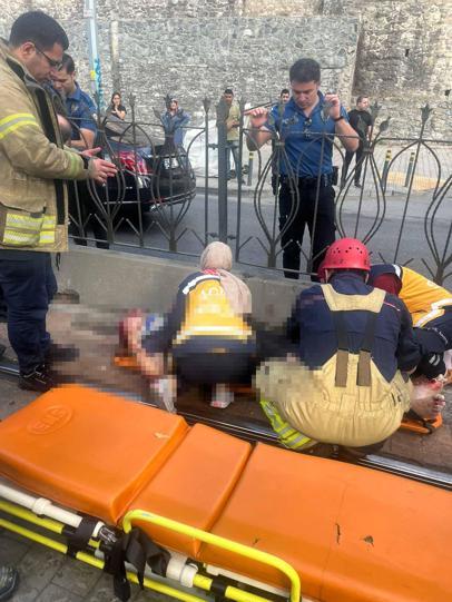 Beyoğlunda tramvayın yayaya çarptığı anlar kamerada; durumu ağır