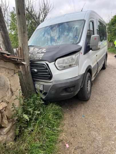 Öğrenci servis minibüsü direğe çarptı; 13 yaralı